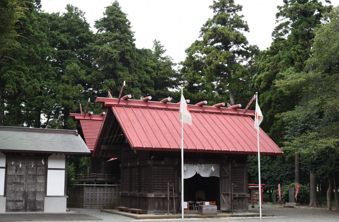 鎮守の森に囲まれた静謐な空間