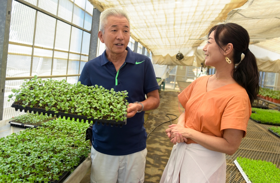 野菜の苗を持つ園主の曽根寿英さん。「コトブキ」はお名前が由来とか