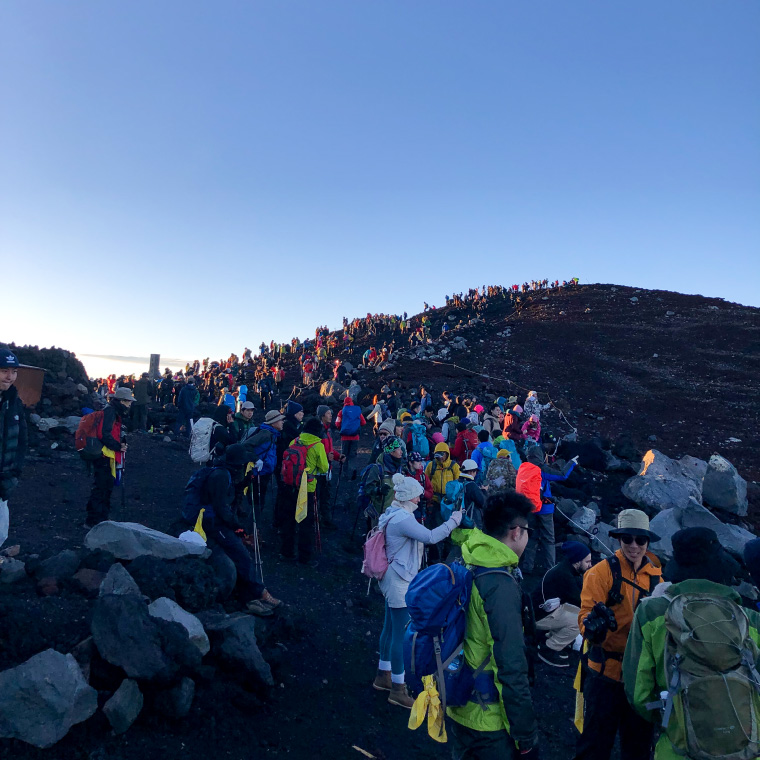 富士山の頂上は人人人