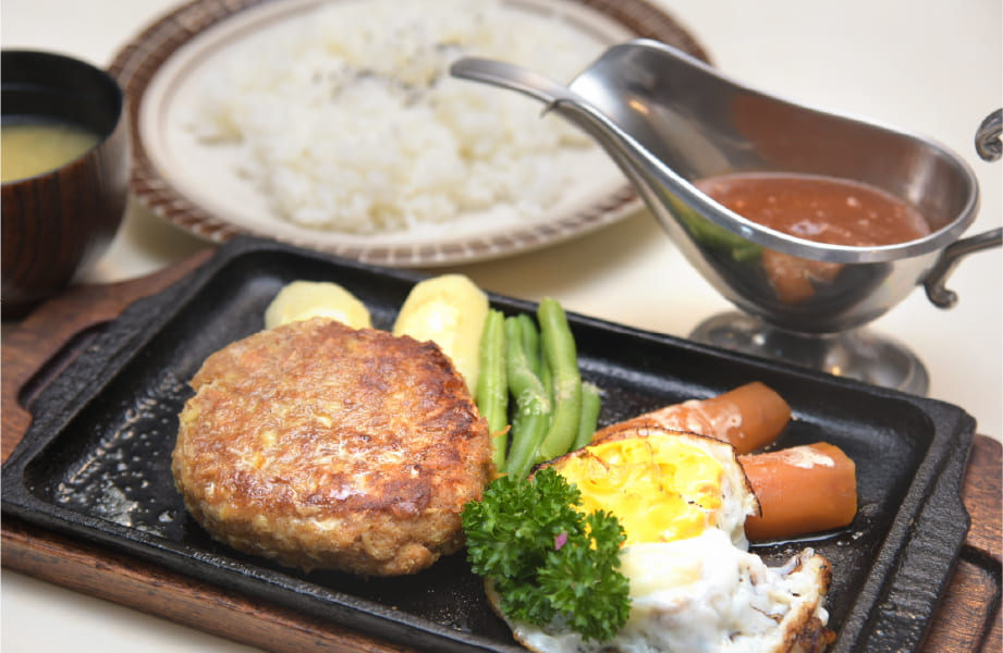 ライス付きのハンバーグステーキ