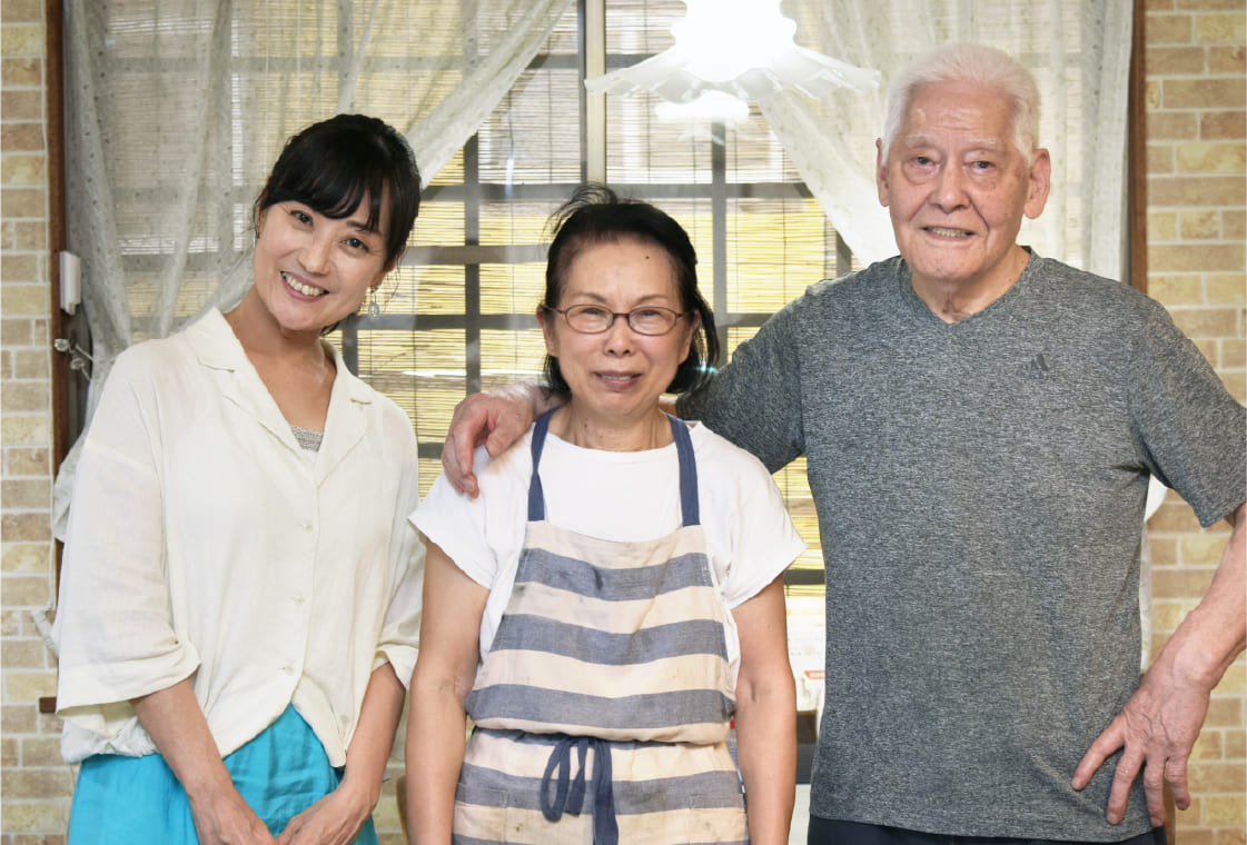 肩を寄せ合う武藤さんご夫妻