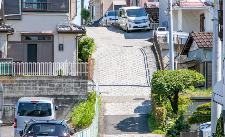 住宅地を下る坂道