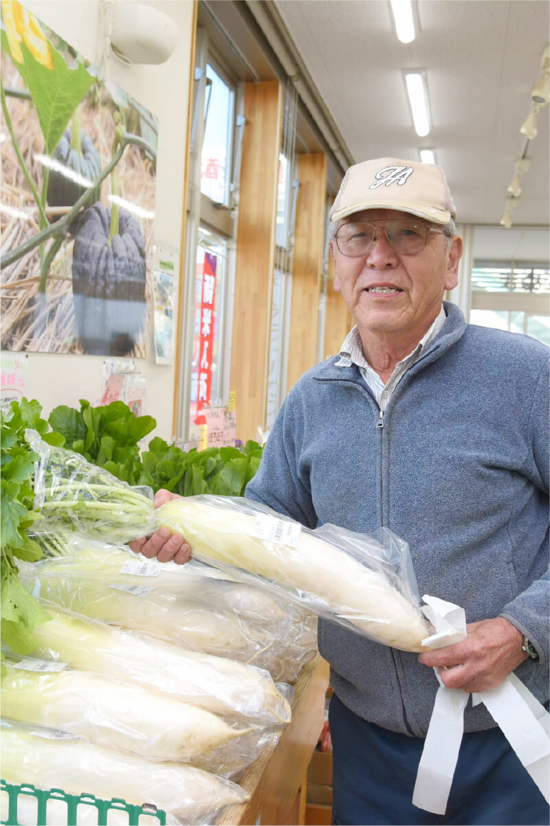 見事な大根を収穫したベテランの山口貞雄さん