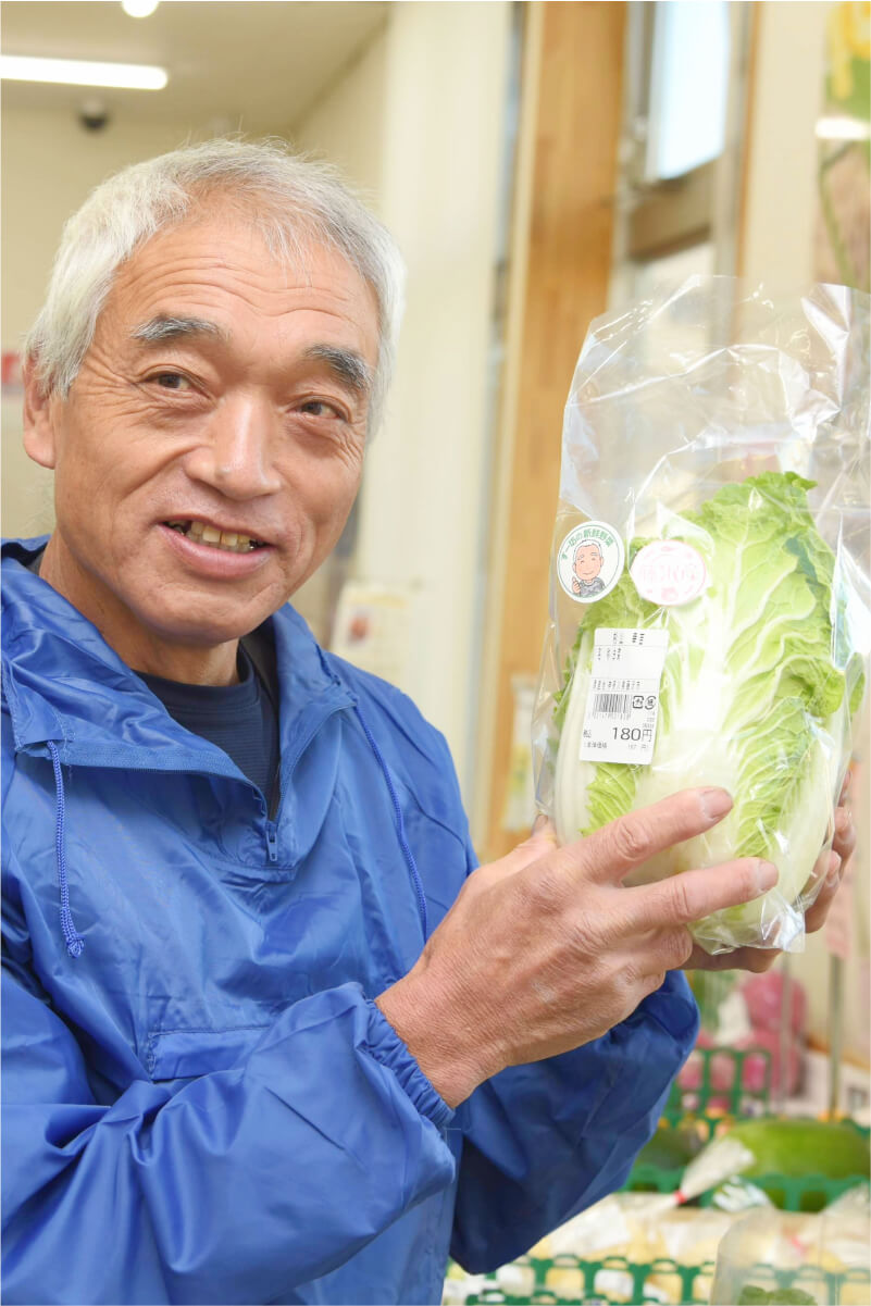 立派な白菜を携える杉山さん
