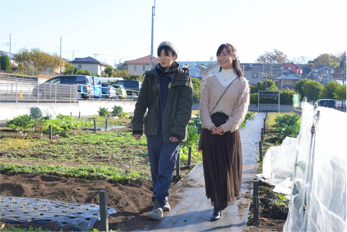 農場を見て回る二人