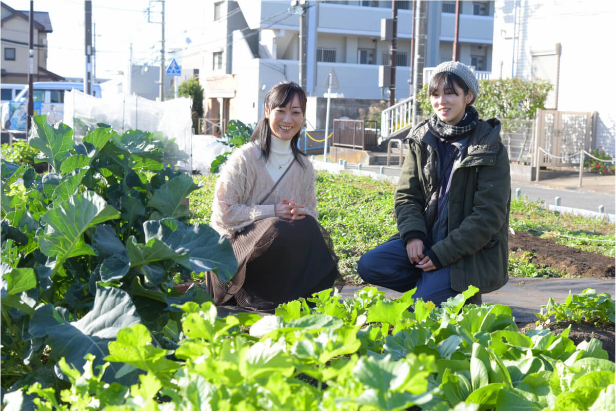 畑を見ながら熱い思いを語る