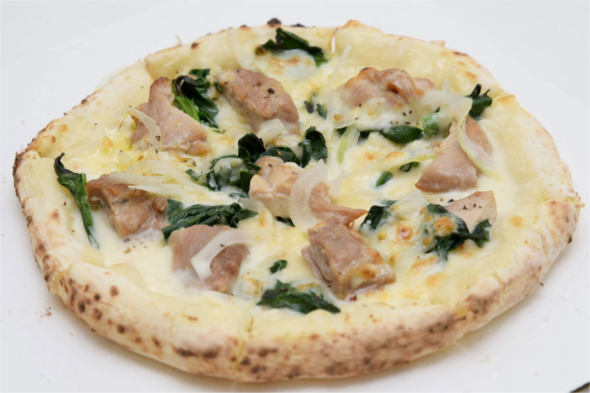 チキンとほうれん草のホワイトソースのピザ