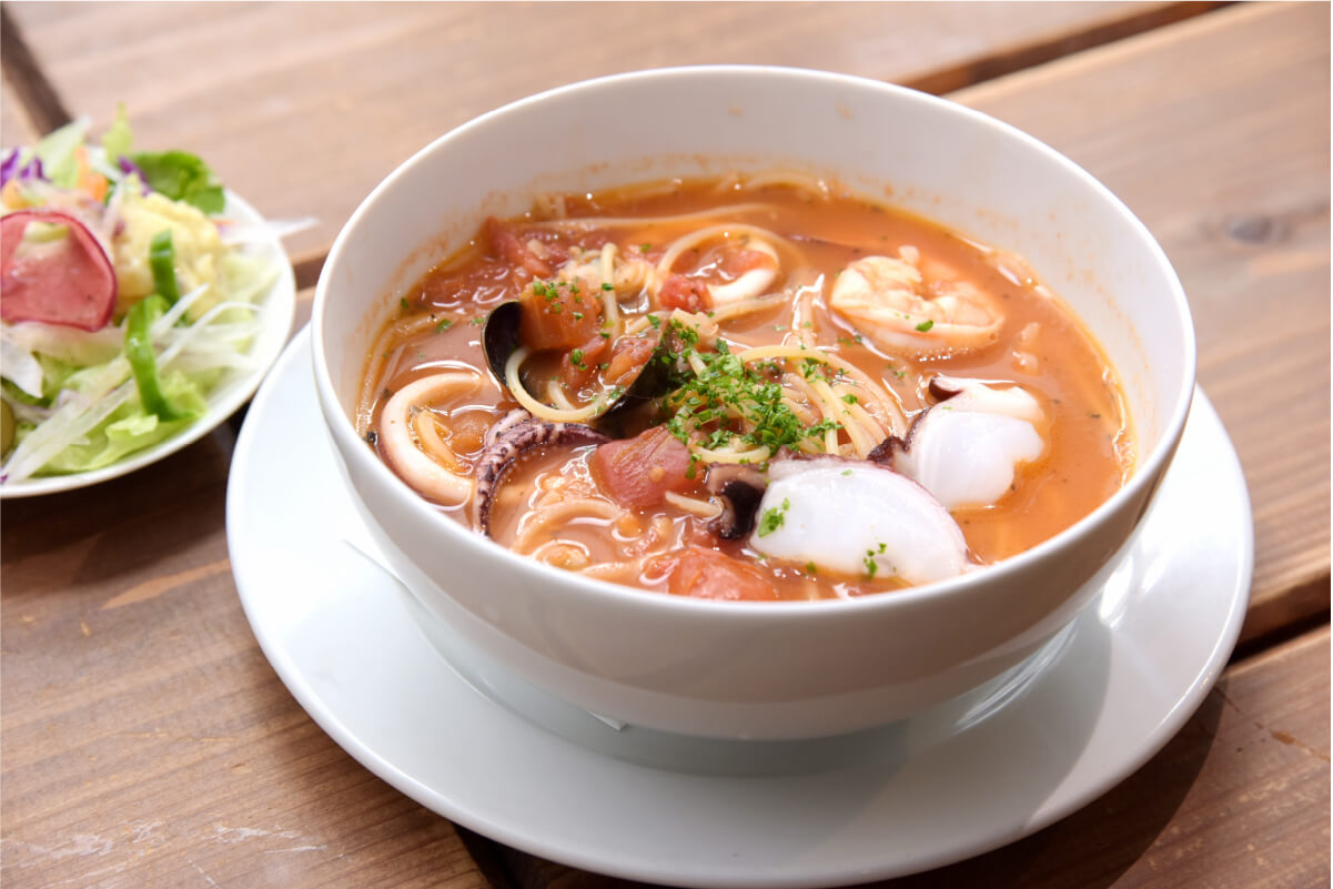 シーフードのトマト味スープパスタ