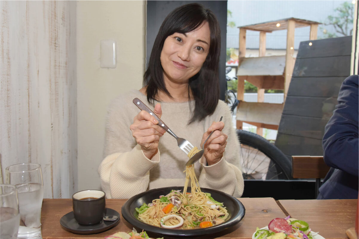 美味しいお料理をいただく様子