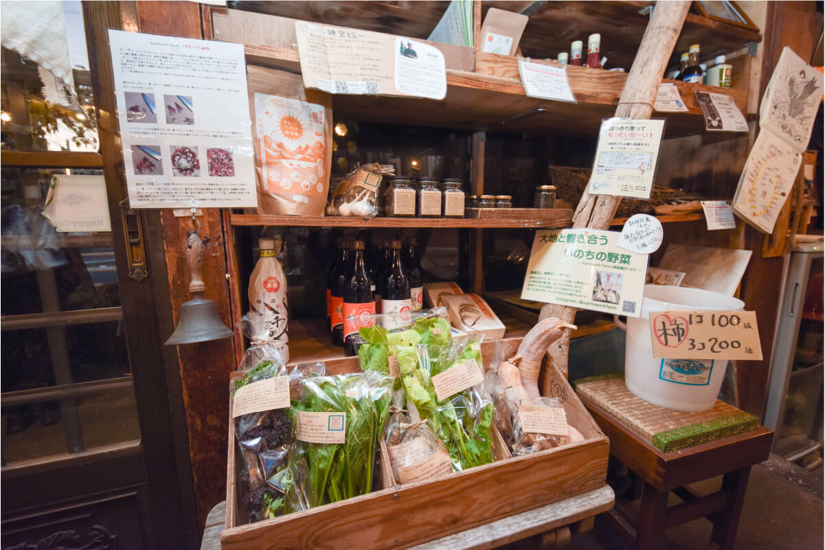 入り口横の商品棚