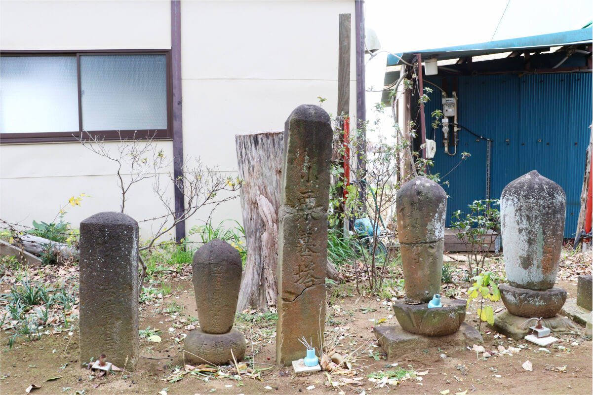 閻魔堂跡に残る石碑群