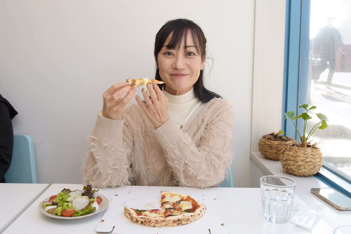 ピザを食べる坂内さん