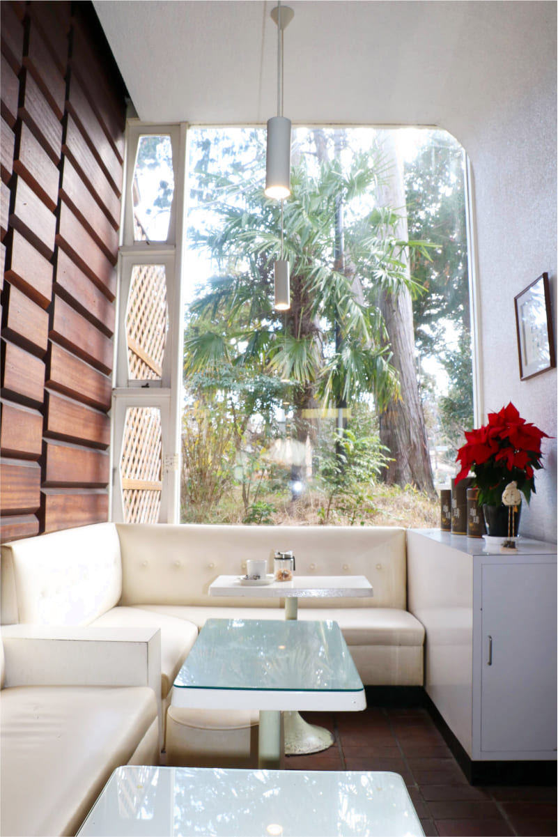 地元の建築家、故 榛澤敏郎氏による設計が光る窓際のボックス席