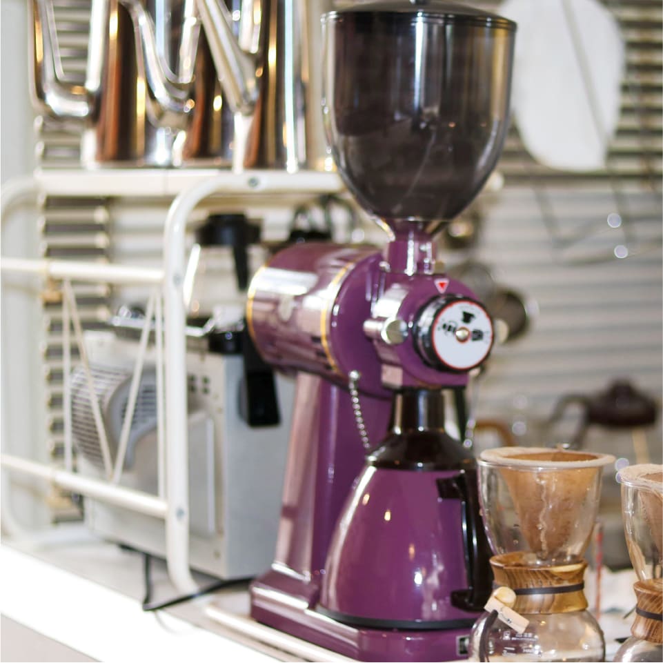 ブラウンシュガーやサイフォンが並ぶレトロモダンなカウンター周り