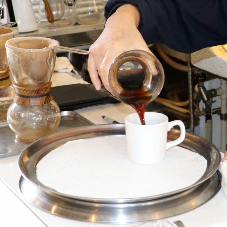 マスター石山さんがネルドリップで丁寧に抽出するコーヒー