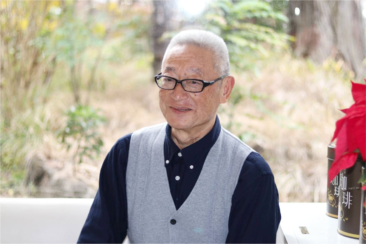 「門」のマスター、石山修一さんの穏やかな笑顔。