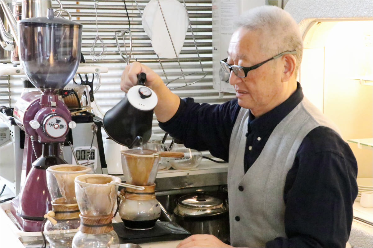 マスター石山さんがコーヒーを淹れている様子