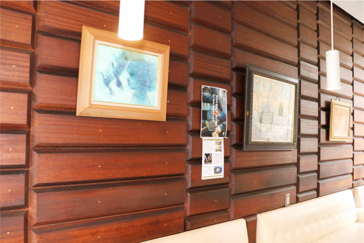 創業当時からの木材が使われた壁面