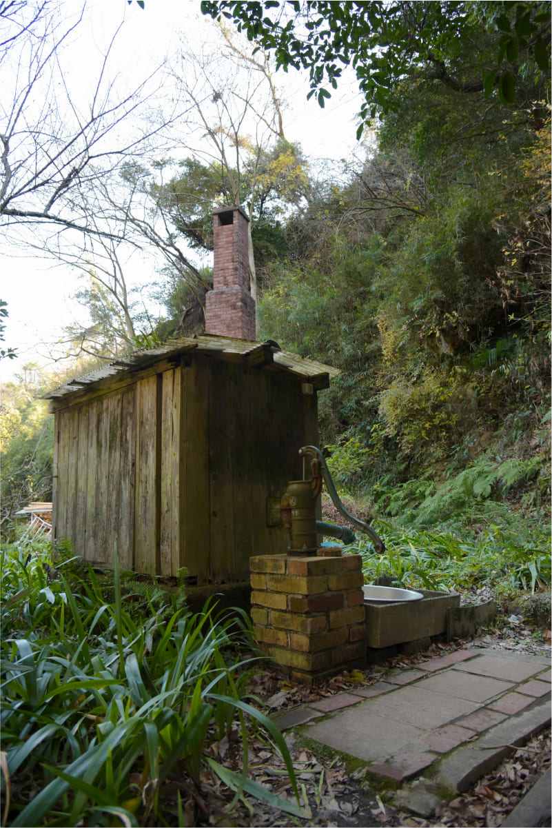 敷地内に残る窯の遺構