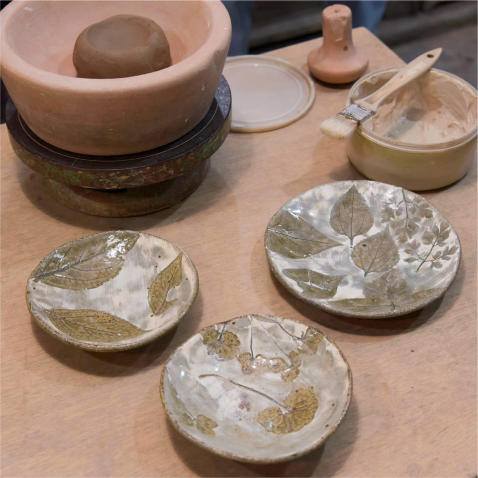 葉っぱのシルエットが転写されたうつわ