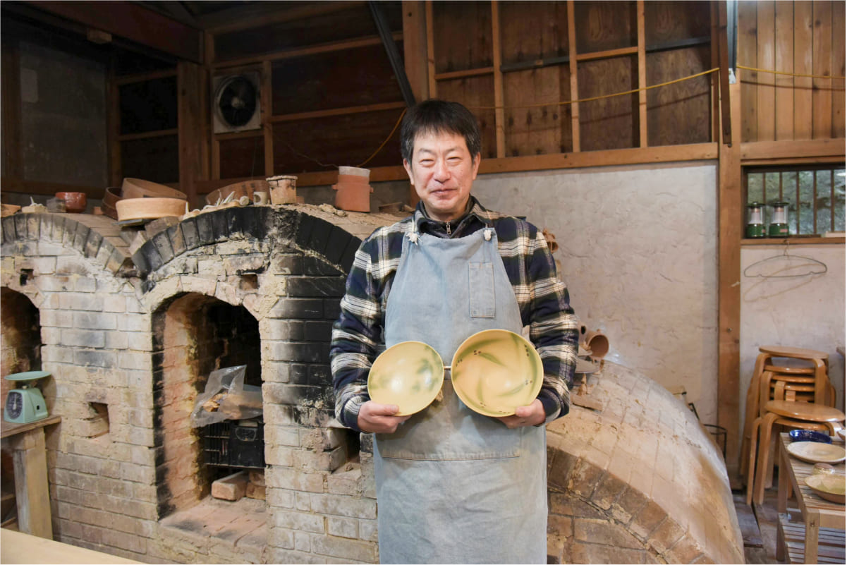 作品を持つ川北さん