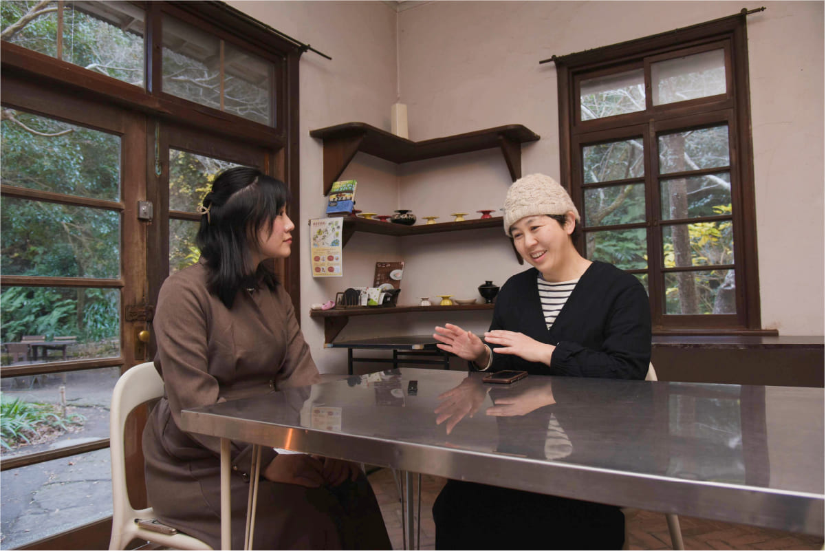 インタビューに答える倉橋さん