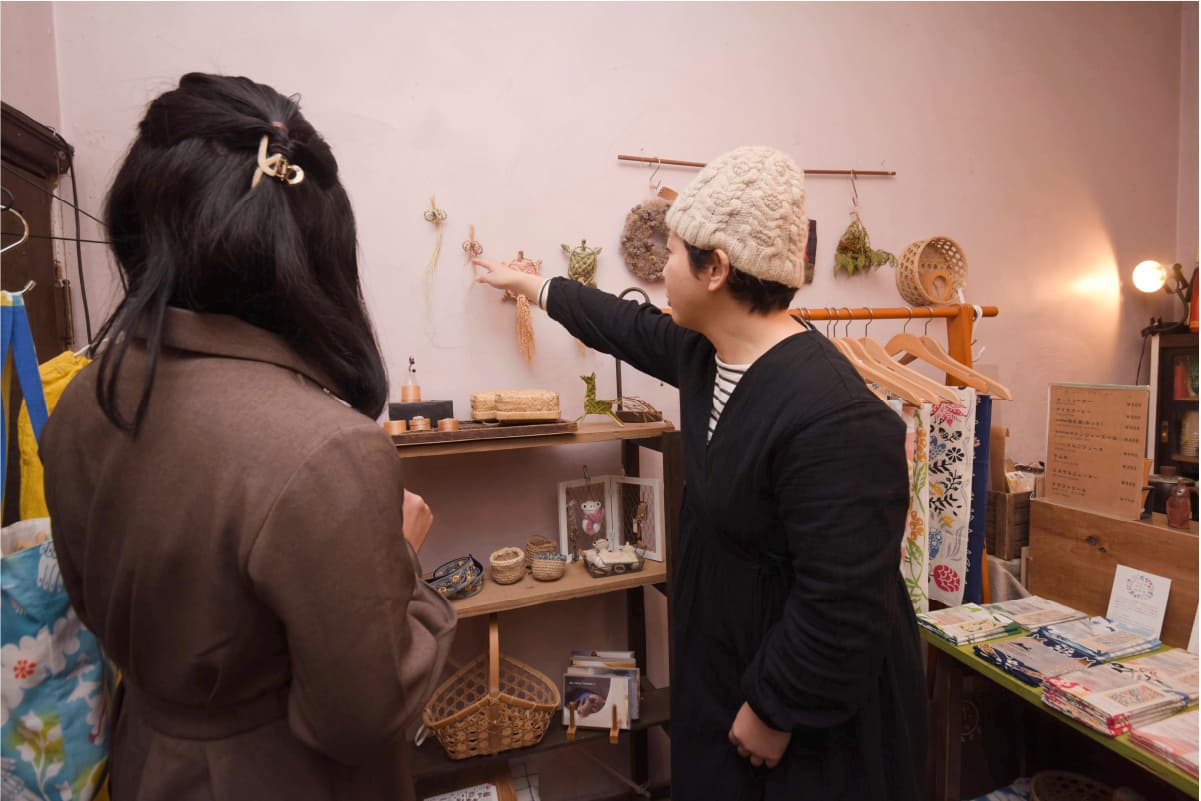 店内の商品を紹介する倉橋さん