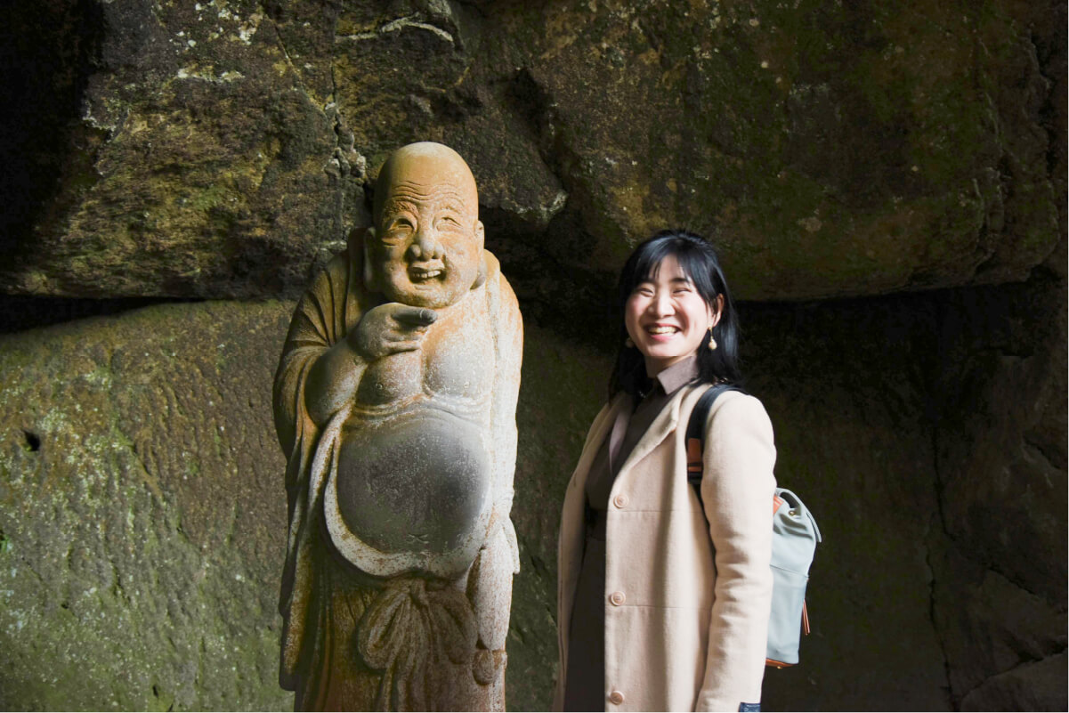 布袋様の石仏と一緒に