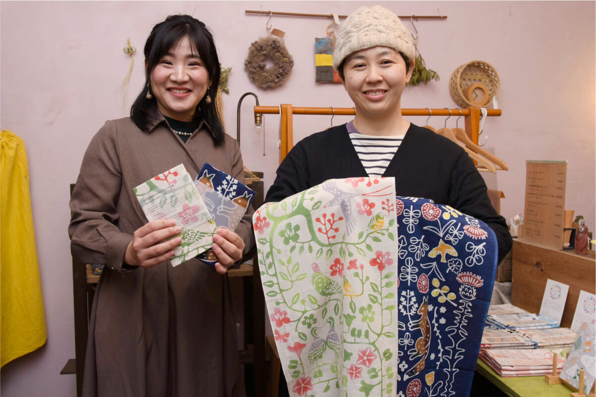 「たからの庭」の草木染めのてぬぐい