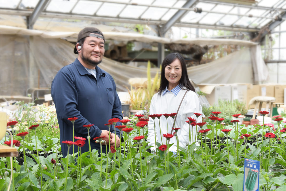 苗を見つめる目には愛情があふれ