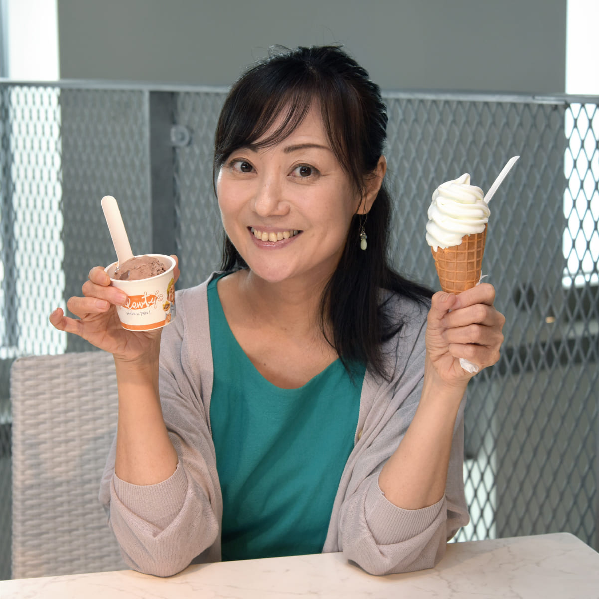 Plenty’s DRIVE-INのアイスを持つ坂内さん