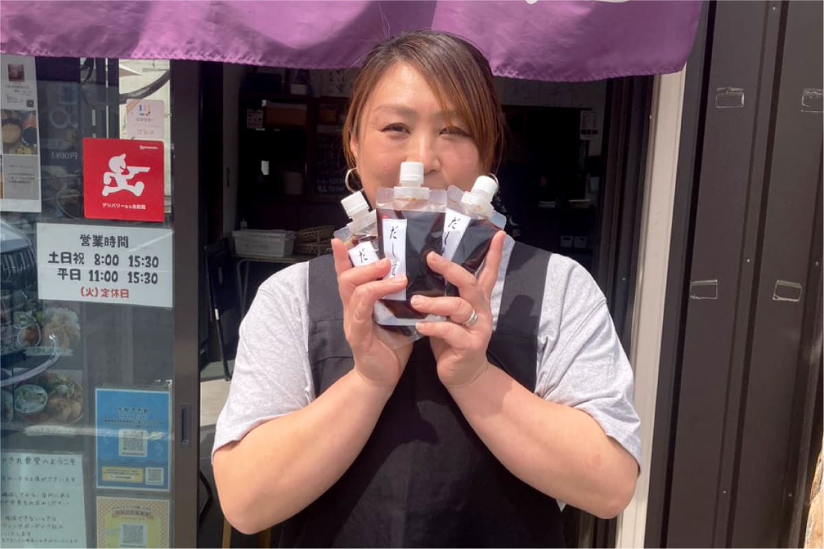 だし醤油を持ったちがさき丸食堂の堀江さん