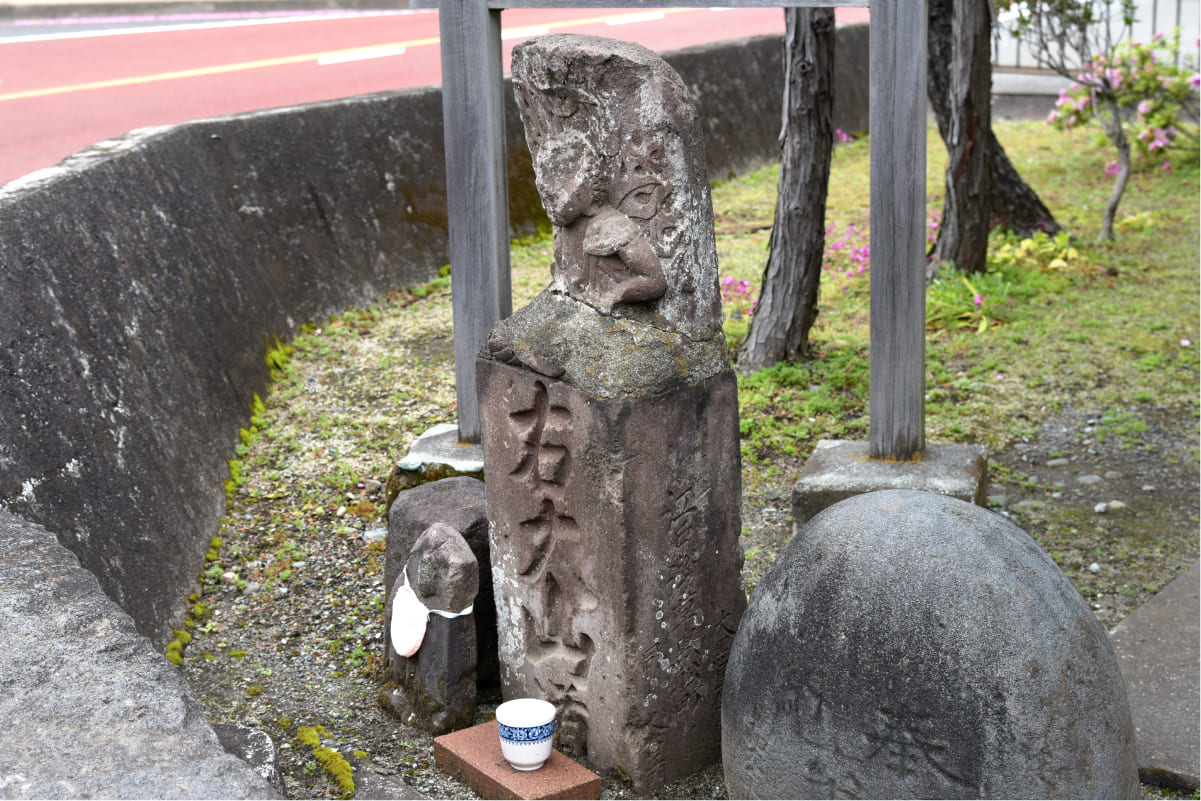 河原不動尊前に「右大山道」の石碑