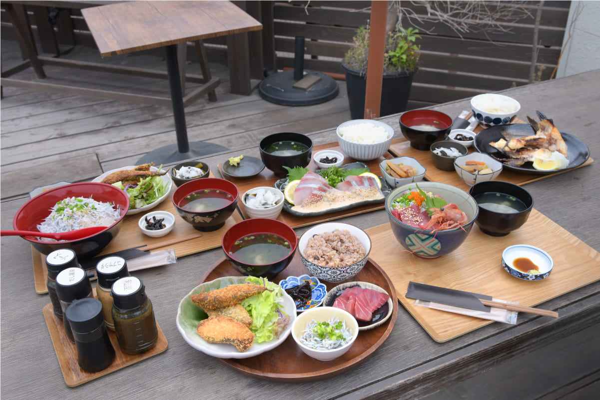テラス先にずらりと並んだ新鮮な魚定食類