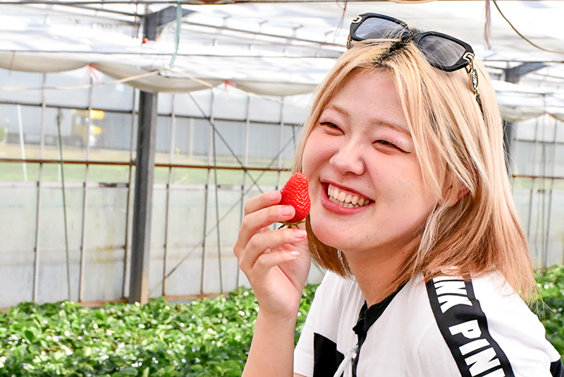 イチゴを持ってにっこり笑顔